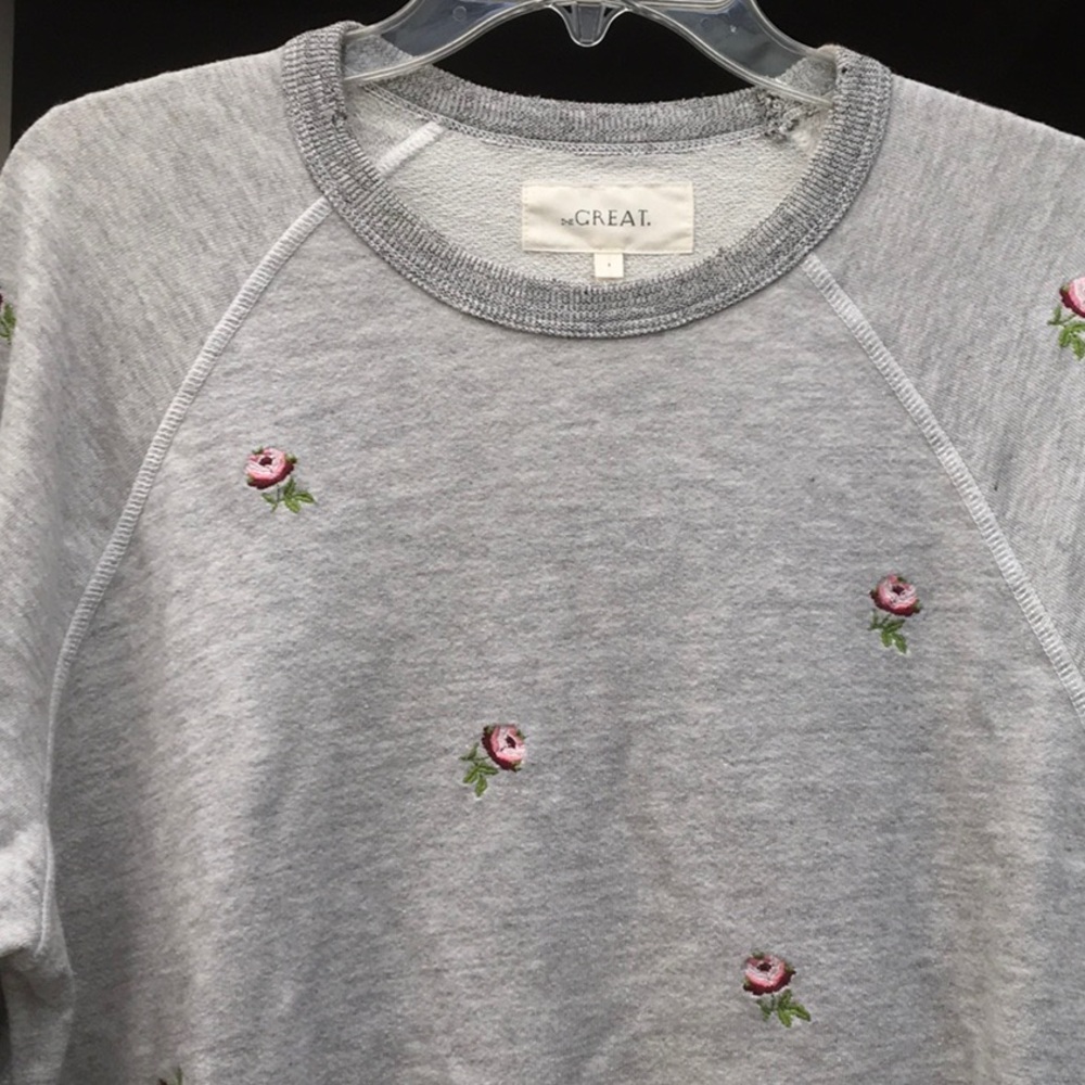 THE GREAT/GRAY-CREWNECKwROSE EMBROIDERY SWEATSHIRT